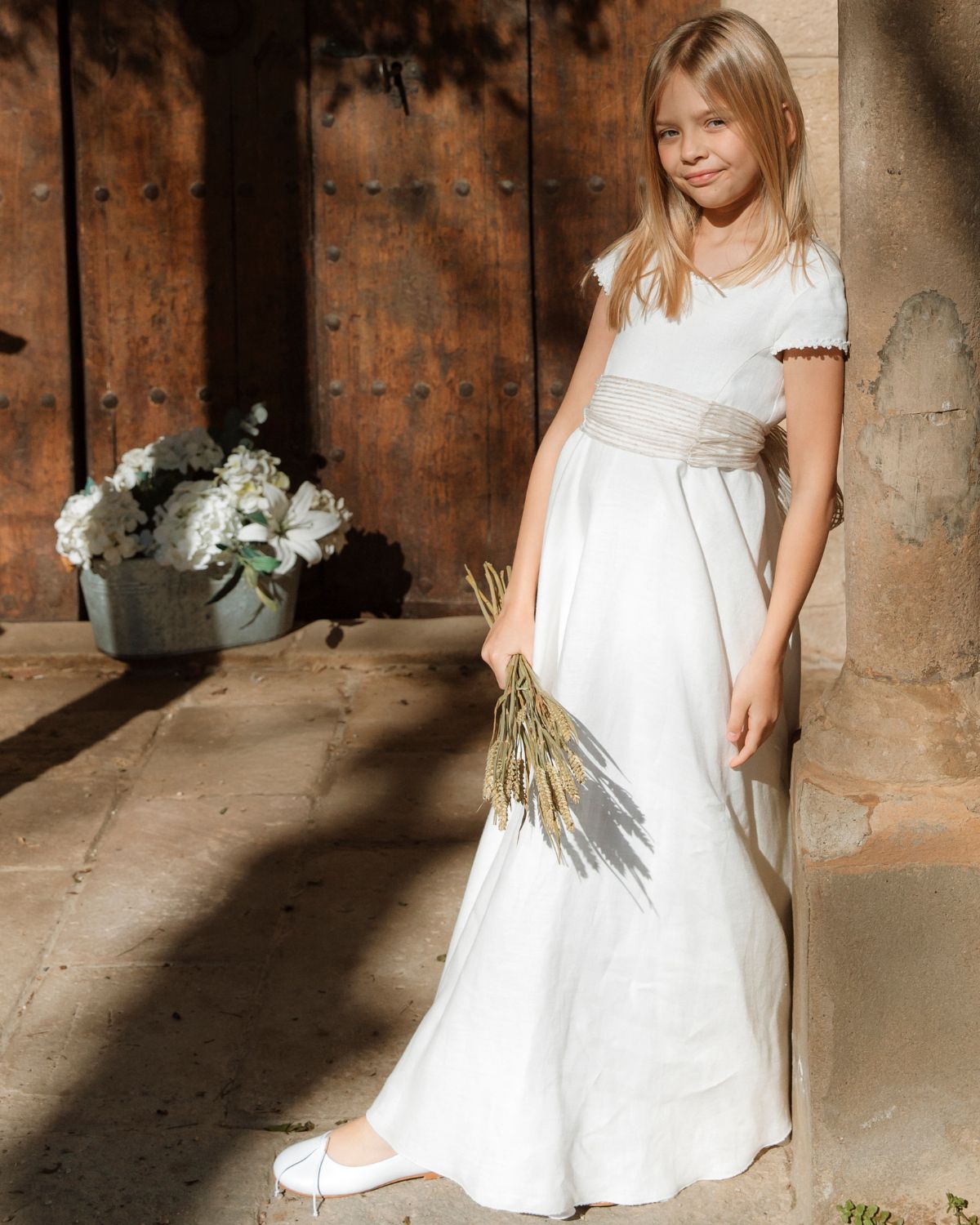 LINEN PLEATED DRESS WITH DAISY EMBROIDERY NECKLINE AND SLEEVES