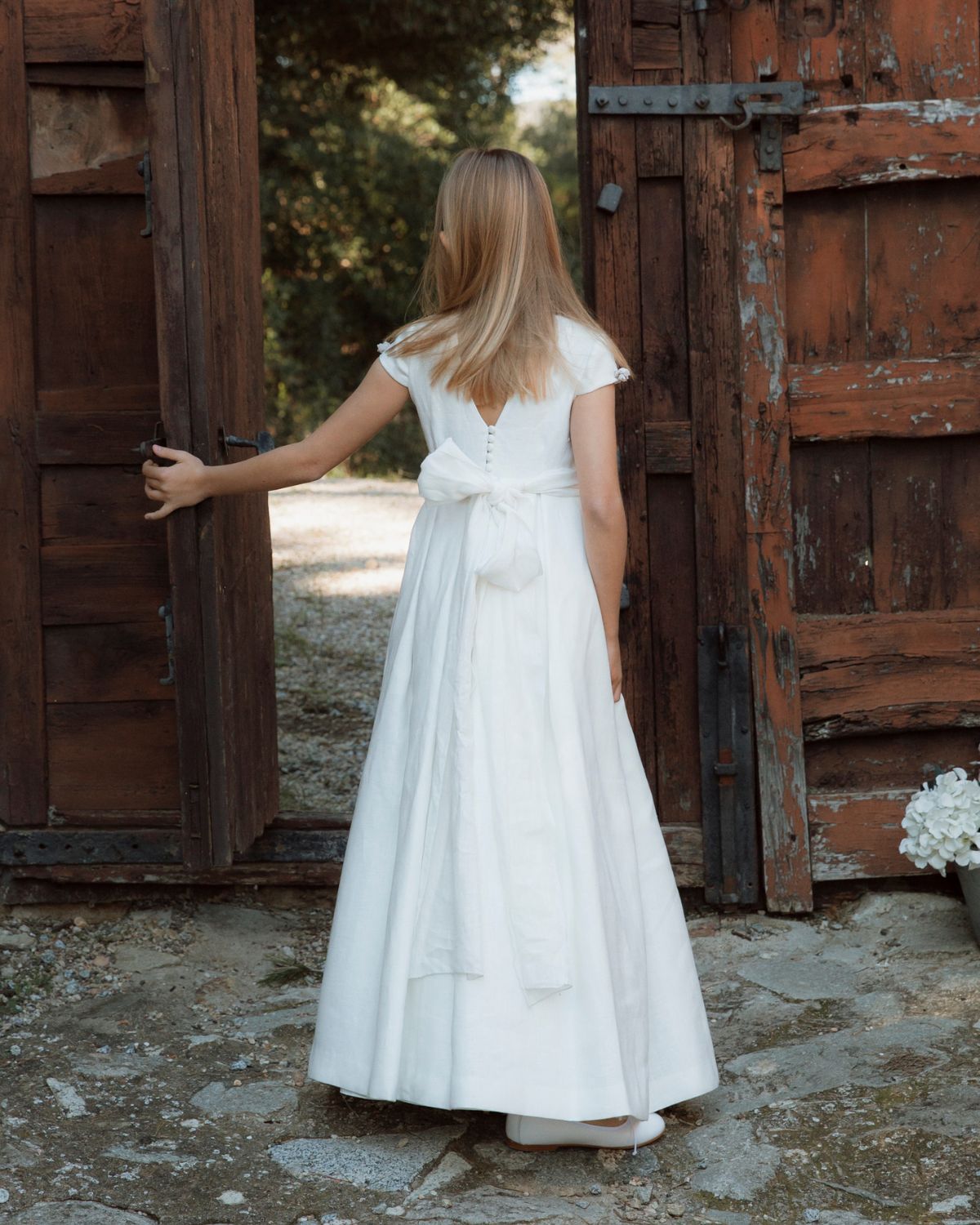 ABITO IN LINO PLISSETTATO CON MANICHE CORTE E 4 FIORI