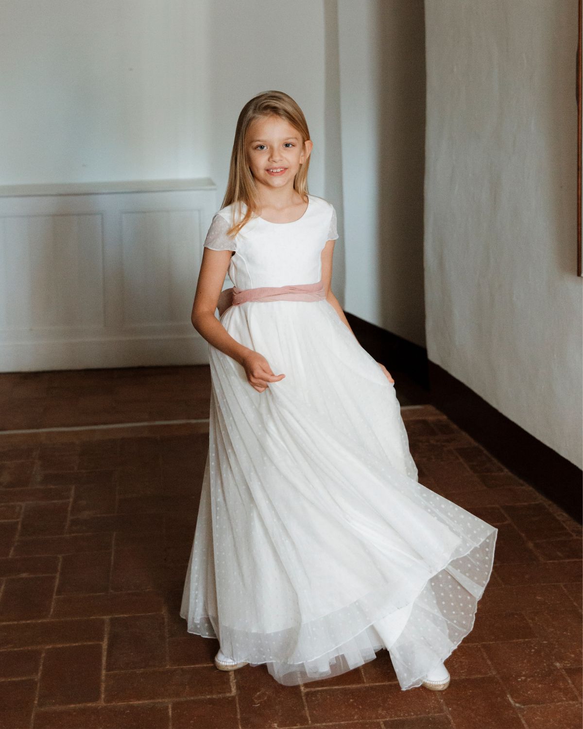 VESTIDO DE PLIEGUES CON SOBRE CAPA ENTERA DE TUL MARGARITAS