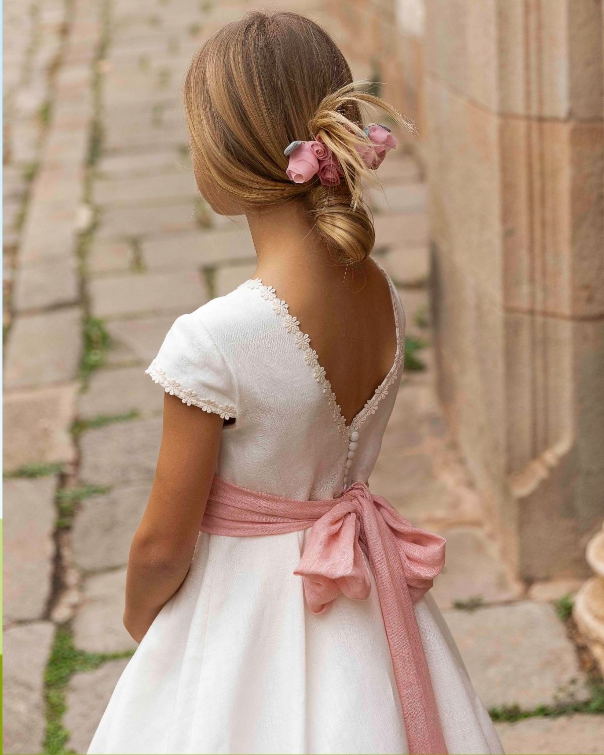 VESTIDO DE PLIEGUES DE LINO CON BORDADO MARGARITAS ESCOTE Y MANGAS